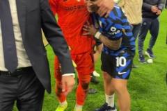 大爹，賽后勞塔羅把索默推到北看臺(tái)前單獨(dú)接受掌聲