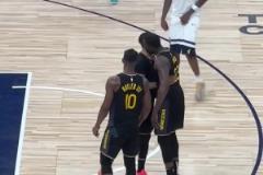 以下克上！勇士客場拿下半決賽首勝，賽后勇士眾將擊掌相擁慶祝！