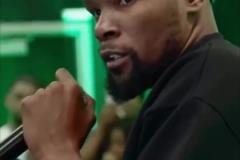 好久不見小帥！杜蘭特參加活動并現(xiàn)場送鞋 小帽一戴誰也不愛