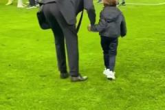 三年內(nèi)兩進(jìn)歐冠決賽！賽后因圣帶著小兒子接受內(nèi)拉祖里致意?