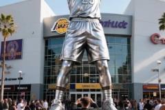 如果湖人為詹姆斯立一個這樣的雕像 你覺得如何？