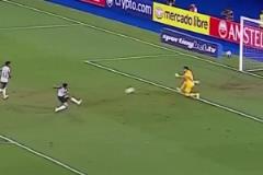 活該被巴薩退貨！羅克大單刀1v1門將+隊(duì)友跑位，怒射門將打丟