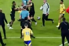 沙特網(wǎng)友吐槽C羅在發(fā)生沖突后返回更衣室，仿佛和自己無關(guān)