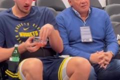 零食汽水一起上！真想不通約基奇是怎么成為聯盟第一人的