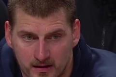 掘金43分大比分落后雷霆，場(chǎng)下的約老師雙眼迷離！