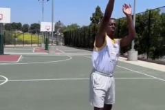 太搞了！外網(wǎng)網(wǎng)紅惡搞濃眉打球現(xiàn)狀！擊個掌都能傷是吧？