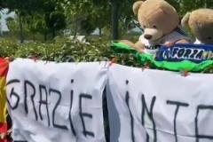 皇馬球迷在皇馬訓(xùn)練基地外掛橫幅感謝國米