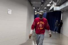 招牌大垮褲！亞歷山大G2賽前穿搭 西海岸畫風(fēng)拉滿了