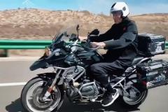 真帥??！巴特爾騎著摩托旅行：走啊 曾夢想仗劍走天涯~