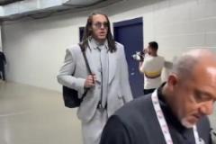 投進絕殺的戈登抵達球館 這身材退役后輕松當(dāng)超模啊