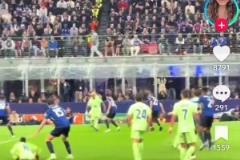 巴薩球迷曬視頻：佩德里無(wú)球多次被阿切爾比推倒，裁判無(wú)表示