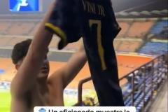 真勇啊，一位國米球迷賽后對著巴薩球迷展示維尼修斯皇馬球衣