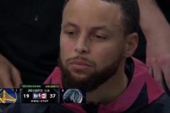 華子被踩傷痛苦倒地，鏡頭給到場邊的庫里，兩眼無神！