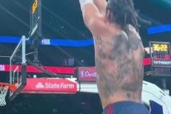 感受下阿隆-戈登這身恐怖的肌肉！身上紋身“改善”兩字很搶眼！