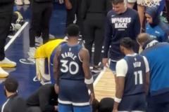 華子被TJD踩傷倒地，追夢也上前查看，隨后華子被攙扶下場