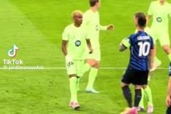 起來！勞塔羅一把拉起亞馬爾