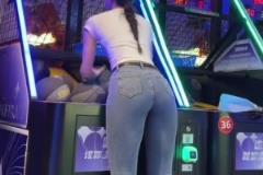 小姐姐穿牛仔褲投籃都這么準(zhǔn)，看得我都想打球了