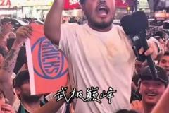 長(zhǎng)相酷似唐斯的球迷帶領(lǐng)大家高喊“尼克斯四場(chǎng)晉級(jí)！”