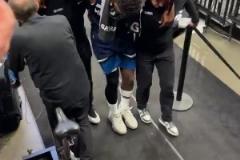 還好沒事！觀眾席視角看愛德華茲被攙扶回更衣室的一幕真嚇人