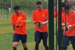 泰山隊四位門將冒雨訓(xùn)練，于金永手套都能“擰出水”