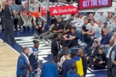 看華子被攙扶下場的樣子，感覺有點嚴重啊，千萬可沒有大礙