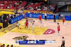 敢說(shuō)！楊鳴吐槽：今晚三名裁判三種不同判罰尺度！要用外籍裁判就全用外籍！