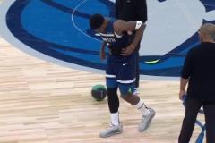 鋼筋鐵骨！華子被踩傷后經過中場短暫調整，下半場繼續(xù)首發(fā)出戰(zhàn)