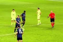 現(xiàn)場球迷：丟球后阿勞霍指責佩德里