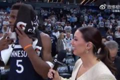 愛德華茲接受美女記者采訪：腳踝OK蘭德爾打出這表現(xiàn)我們很難輸