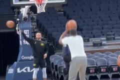 心情還不錯(cuò)！受傷的庫里給追夢當(dāng)起了球童