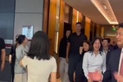 易建聯(lián)回國(guó)出席活動(dòng)，出緋聞之后看起來(lái)更羞澀了