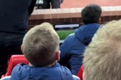 就在球員替補(bǔ)席后面，球迷近距離拍攝芒特超遠(yuǎn)吊射破門！