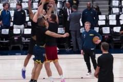 約基奇熱身隔扣兩人！助教：該配合你演出的我在盡力表演