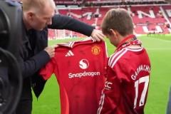 哭泣的曼聯(lián)小球迷在老特拉福德獲贈斯科爾斯簽名球衣