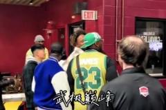 實(shí)在太幸運(yùn)了，球迷在觀看比賽時(shí)偶遇詹姆斯