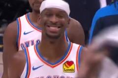 幾個(gè)意思？亞歷山大輸球后咧著嘴大笑離場(chǎng)