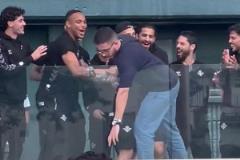 皇家貝蒂斯球迷在慶?；顒又懈吆簟鞍矕|尼留下來”！