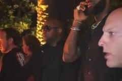 這是去哪玩？詹姆斯出行邊打電話邊拿著烈酒，保鏢在兩旁圍成人墻