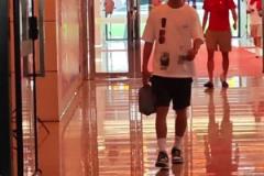 寵粉豪哥上線！韋世豪賽前耐心給球迷們簽名，來者不拒！