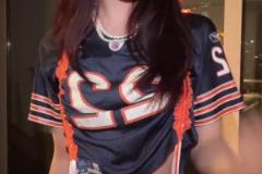 跨界了？美娜身穿一身足球服跳手勢(shì)舞：來(lái)個(gè)帥的~