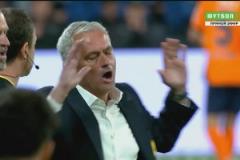 穆帥很無奈！伊斯坦布爾球員明顯手球！主裁查看VAR拒判點(diǎn)球！