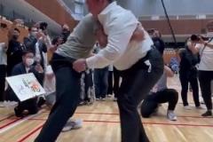 庫里挑戰(zhàn)橫崗白鵬，完全推不動(dòng)??！