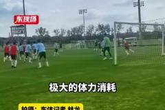 人氣直線上升！汪海健遭遇申花小粉絲們圍堵求簽名