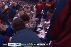 精神領袖?。【蚪鸺訒r領先雷霆7分，威少激情為隊友們加油鼓勁！