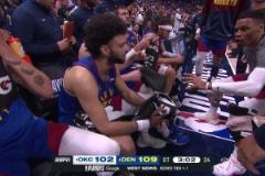 永葆激情！加時領先暫停時威少給隊友狂煲雞湯