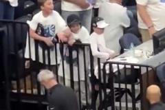 優(yōu)質(zhì)偶像！一堆人走過，就庫里和小球迷擊掌了