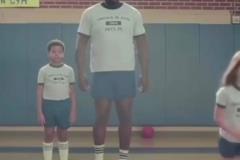 這喜劇天賦簡直了！名場面：奧尼爾冒充小學(xué)生重返校園！