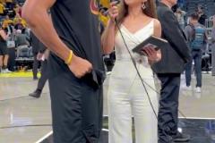 七尺壯漢阿倫，身邊嬌小可人的記者周玲安