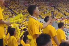 比臟話還有殺傷力？客場球迷唱《媽媽好》，張鎮(zhèn)麟母子面色鐵青