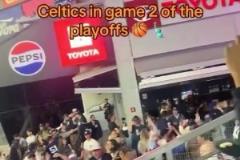 這就是紐約！紐約洋基隊(duì)棒球比賽中得知尼克斯再勝綠軍全場(chǎng)沸騰！